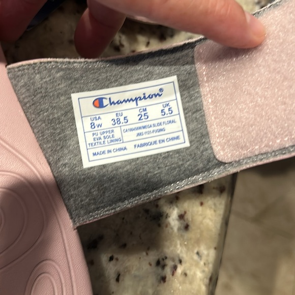 Woman’s Pink Slides. Size 8 - Picture 8 of 8